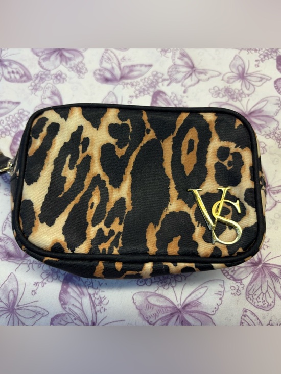 Victoria's Secret Handbags - 🌀Victoria's Secret Leopard Print Cosmetic Bag